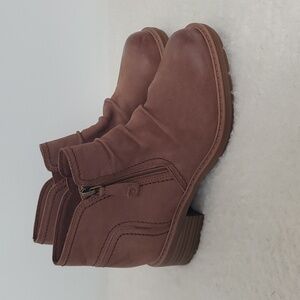 Clarks Hearth Dove Tan Nubuck Boots Size 6.5M